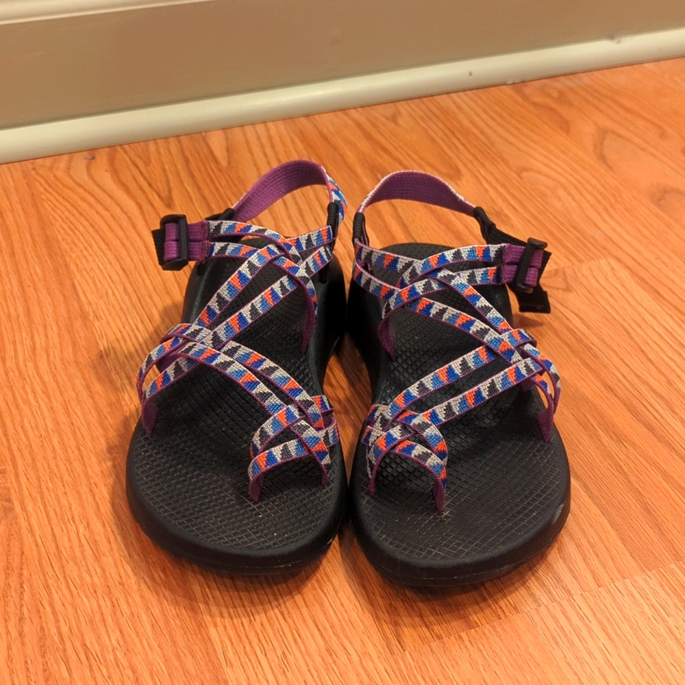 Chacos with toe strap womens 9